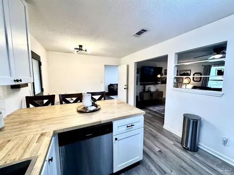 Kitchen - 4700 Dean Dr, Pace, FL 32571 photo 4 of 9