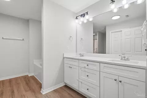 Bath - 5284 Godfrey St, Crestview, FL 32539 photo 2 of 4