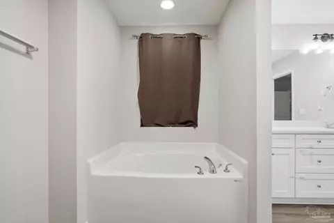 Bath - 5284 Godfrey St, Crestview, FL 32539 photo 4 of 4