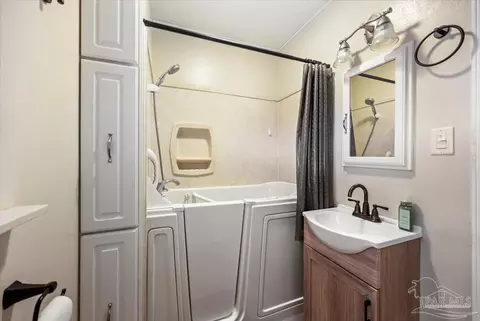 Bath - 671 Georgia St, Crestview, FL 32536 photo 1 of 1