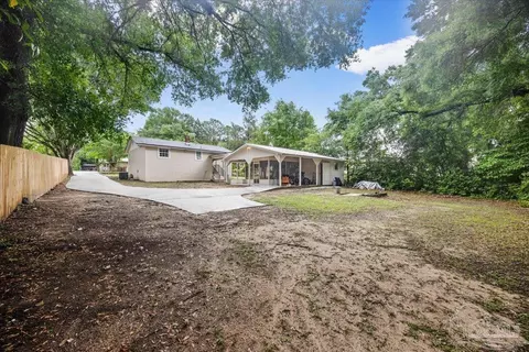 Exterior - 671 Georgia St, Crestview, FL 32536 photo 6 of 8