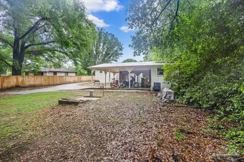 Exterior - 671 Georgia St, Crestview, FL 32536 photo 7 of 8