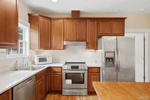 Kitchen - 6087 Cedar Tree Dr, Milton, FL 32570 photo 3 of 4