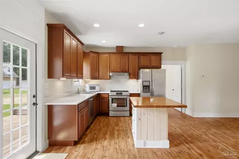 Kitchen - 6087 Cedar Tree Dr, Milton, FL 32570 photo 2 of 4