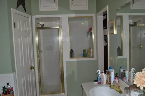 Bath - 709 Winterset Dr, Cantonment, FL 32533 photo 2 of 2