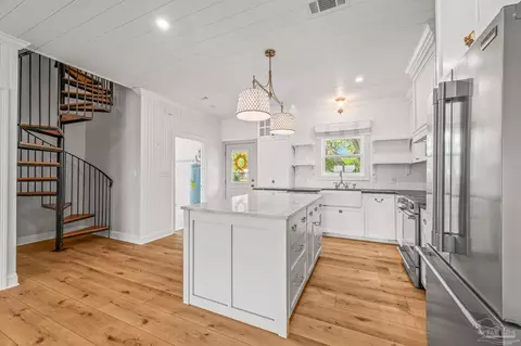 Kitchen - 7693 Petersen Pt Rd, Milton, FL 32583 photo 7 of 9
