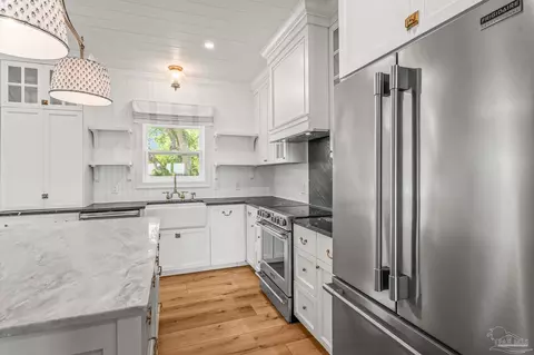 Kitchen - 7693 Petersen Pt Rd, Milton, FL 32583 photo 6 of 9