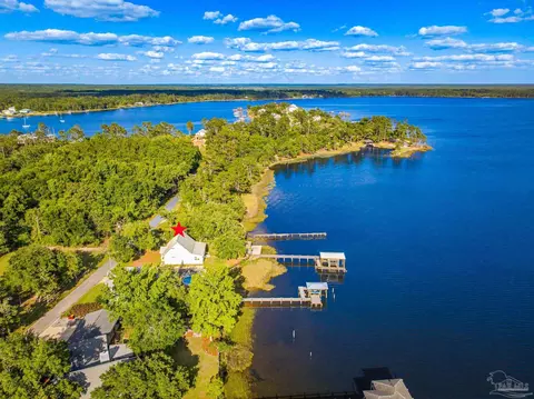 7693 Petersen Pt Rd, Milton, FL 32583