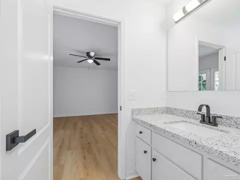 Bath - 5984 Savannah Dr, Milton, FL 32570 photo 3 of 5