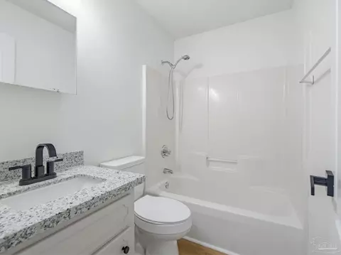 Bath - 5984 Savannah Dr, Milton, FL 32570 photo 4 of 5