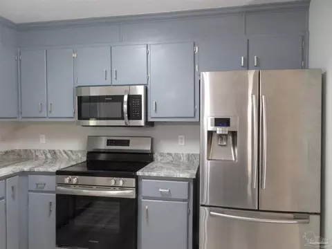 Kitchen - 5143 Oakleaf Dr, Pace, FL 32571 photo 4 of 7