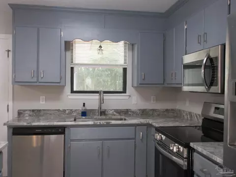 Kitchen - 5143 Oakleaf Dr, Pace, FL 32571 photo 5 of 7