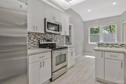 Kitchen - 5333 Rowe Trl, Pace, FL 32571 photo 3 of 4