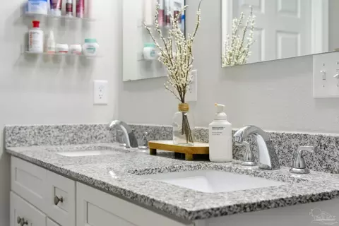 Bath - 3036 N 13th Ave, Milton, FL 32583 photo 3 of 6