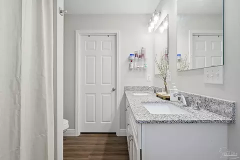 Bath - 3036 N 13th Ave, Milton, FL 32583 photo 2 of 6