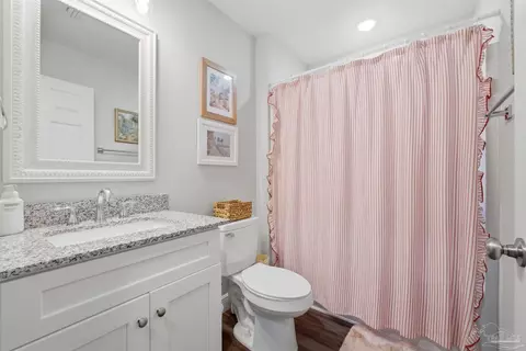 Bath - 3036 N 13th Ave, Milton, FL 32583 photo 4 of 6