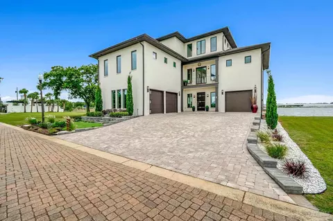 8 Wharf Ave, Pensacola, FL 32502