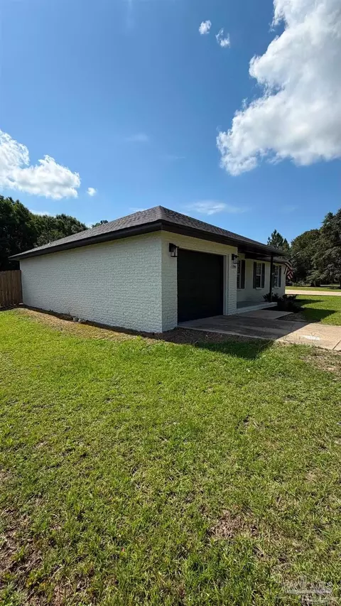 Exterior - 5386 Traci Dr, Milton, FL 32583 photo 7 of 10