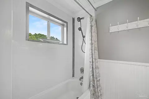 Bath - 1850 Garcon Point Rd, Milton, FL 32583 photo 3 of 4