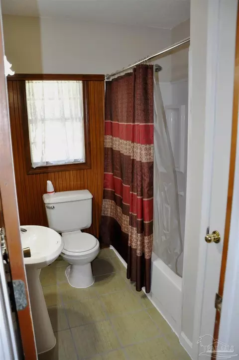 Bath - 3420 Balaton Ave, Milton, FL 32583 photo 2 of 2