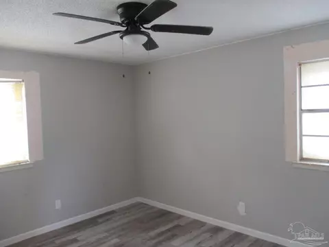 Bedroom - 5530 Hamilton Bridge Rd, Milton, FL 32570 photo 9 of 10