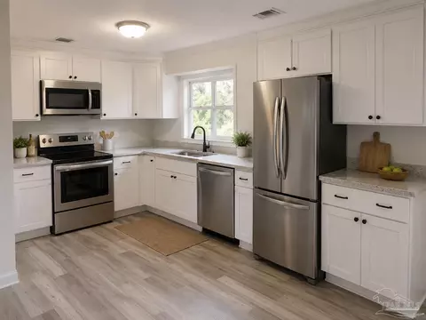 Kitchen - 5530 Hamilton Bridge Rd, Milton, FL 32570 photo 2 of 2