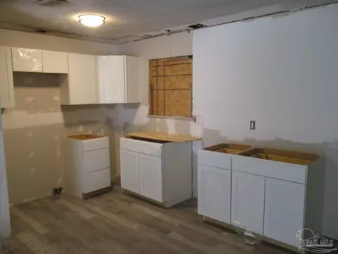 Kitchen - 5530 Hamilton Bridge Rd, Milton, FL 32570 photo 1 of 2