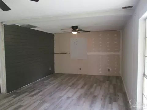Living - 5530 Hamilton Bridge Rd, Milton, FL 32570 photo 1 of 2