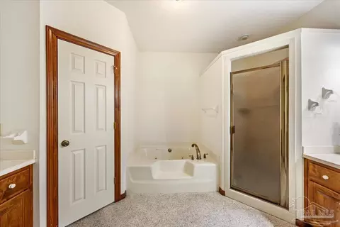 Bath - 5875 Hogans Aly, Milton, FL 32570 photo 3 of 4