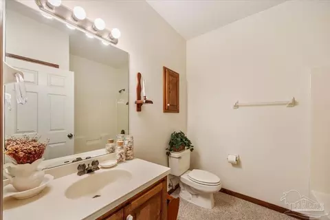 Bath - 5875 Hogans Aly, Milton, FL 32570 photo 1 of 4
