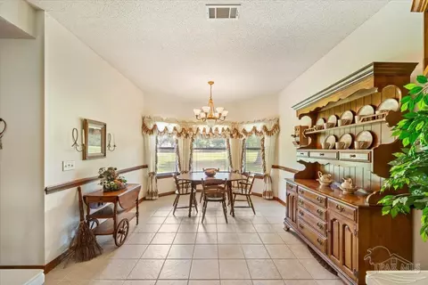 Dining - 5875 Hogans Aly, Milton, FL 32570 photo 5 of 6