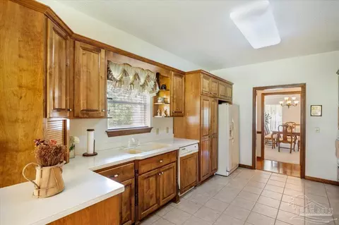 Kitchen - 5875 Hogans Aly, Milton, FL 32570 photo 3 of 4