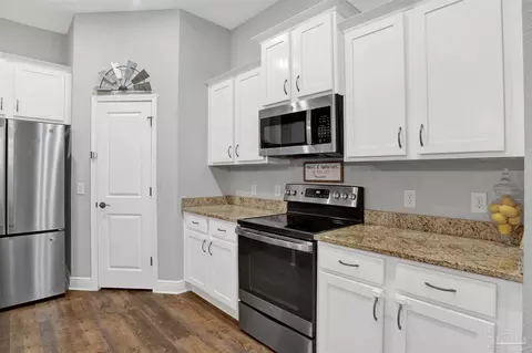 Kitchen - 1567 Hollow Point Dr, Cantonment, FL 32533 photo 3 of 6