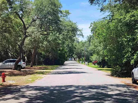 1236 Lamb Dr, Gulf Breeze, FL 32563