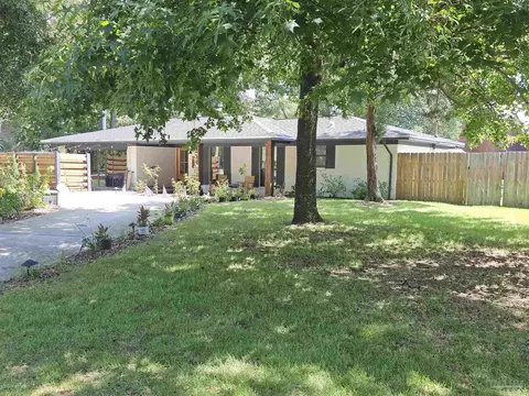 302 Bear Dr, Gulf Breeze, FL 32561
