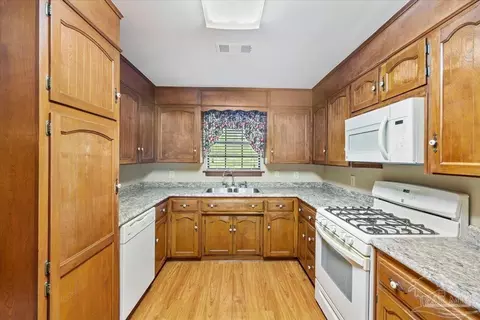 Kitchen - 862 Us 90, Holt, FL 32564 photo 1 of 1