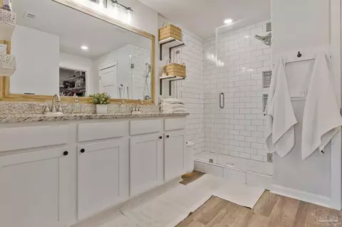 Bath - 7700 Gumbo Ave, Pace, FL 32571 photo 2 of 4