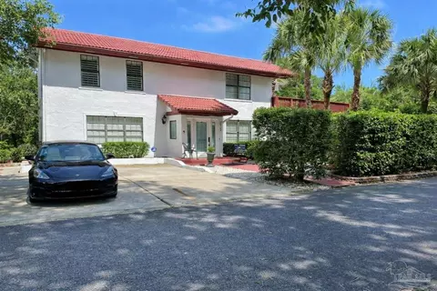 1834 W Smugglers Cove Dr, Gulf Breeze, FL 32563