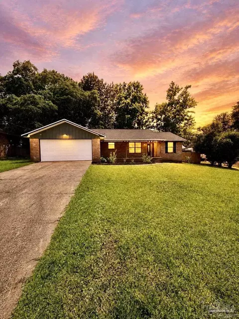 121 Campbell Ave, Crestview, FL 32536