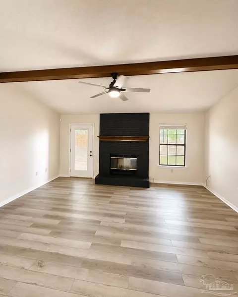 Living - 121 Campbell Ave, Crestview, FL 32536 photo 1 of 5