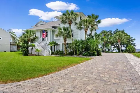 7813 Petersen Pt Rd, Milton, FL 32583