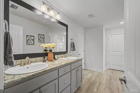 Bath - 5643 Burr St, Milton, FL 32570 photo 1 of 3