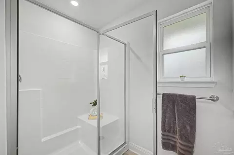 Bath - 5643 Burr St, Milton, FL 32570 photo 2 of 3
