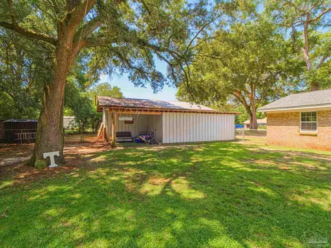 Exterior - 5692 Pine Ridge Dr, Milton, FL 32570 photo 7 of 10