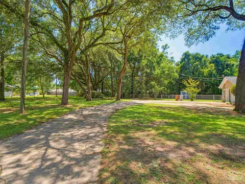 Exterior - 5692 Pine Ridge Dr, Milton, FL 32570 photo 3 of 10
