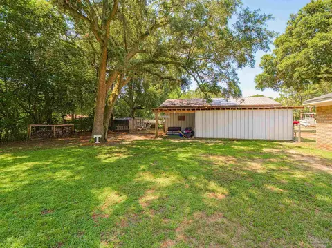 Exterior - 5692 Pine Ridge Dr, Milton, FL 32570 photo 9 of 10