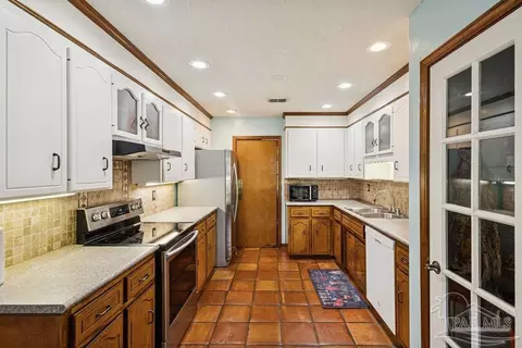 Kitchen - 5132 Rowe Trl, Pace, FL 32571 photo 2 of 2