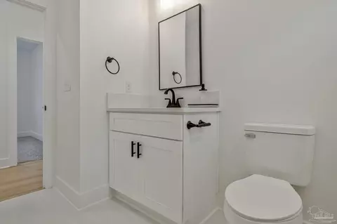 Bath - 2995 N 13th Ave, Milton, FL 32583 photo 4 of 5