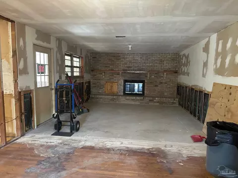Living - 4663 Chumuckla Hwy, Pace, FL 32571 photo 3 of 4