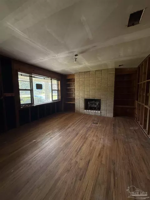 Living - 4663 Chumuckla Hwy, Pace, FL 32571 photo 2 of 4